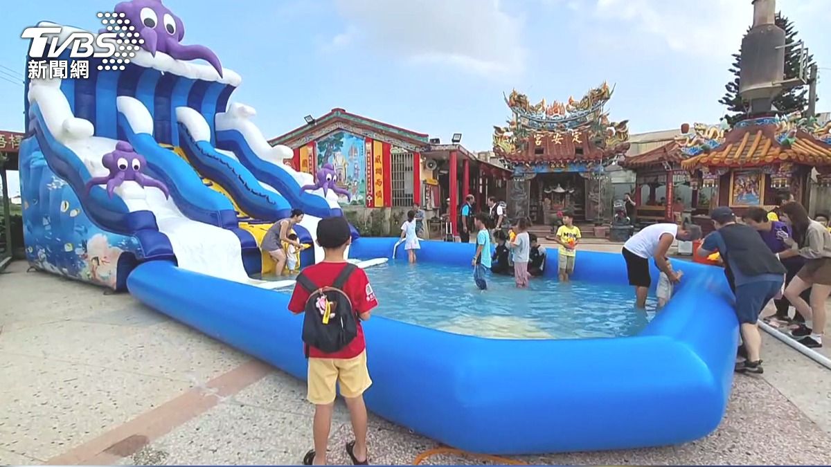 大暑撞三伏天飆破30度!台中宮廟搭滑水道 2500份冰棒、薯條免費送。(圖/TVBS)