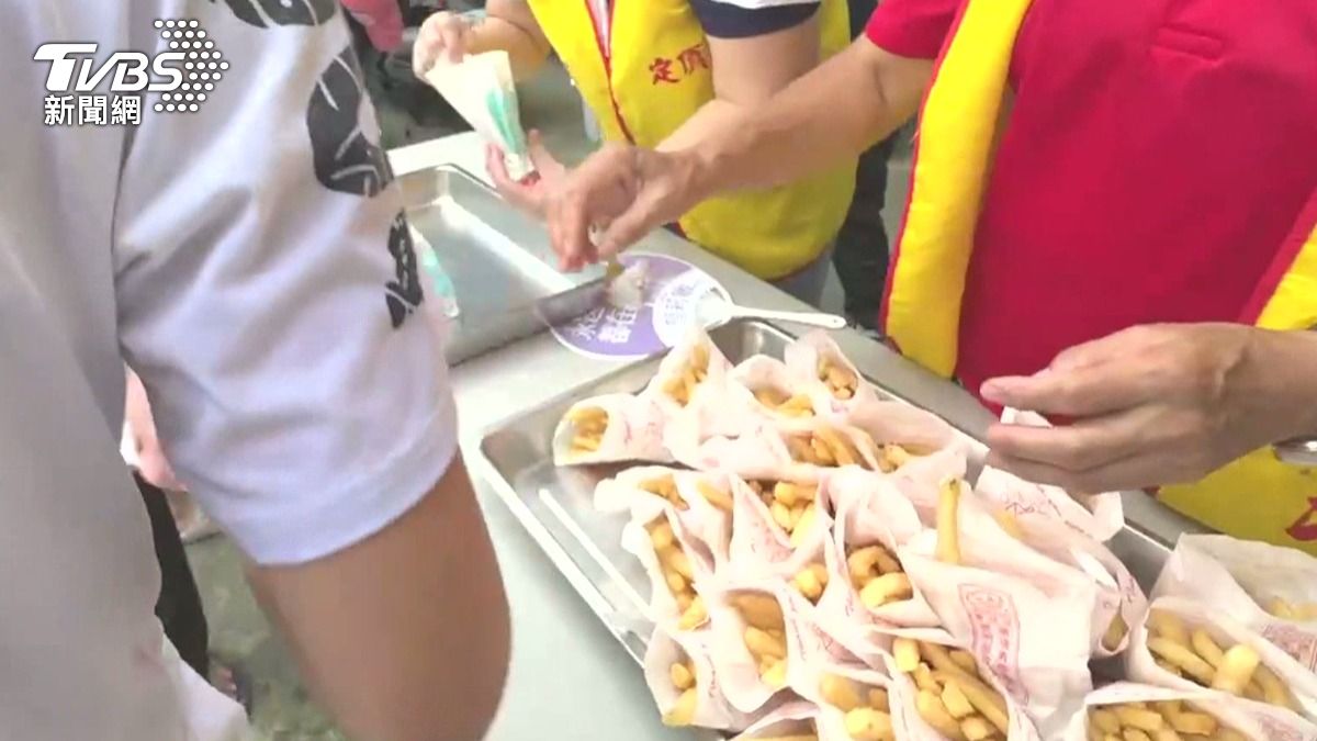 梧棲一間宮廟為回饋鄉親,準備2000支冰棒和500份薯條免費發送。(圖/TVBS)