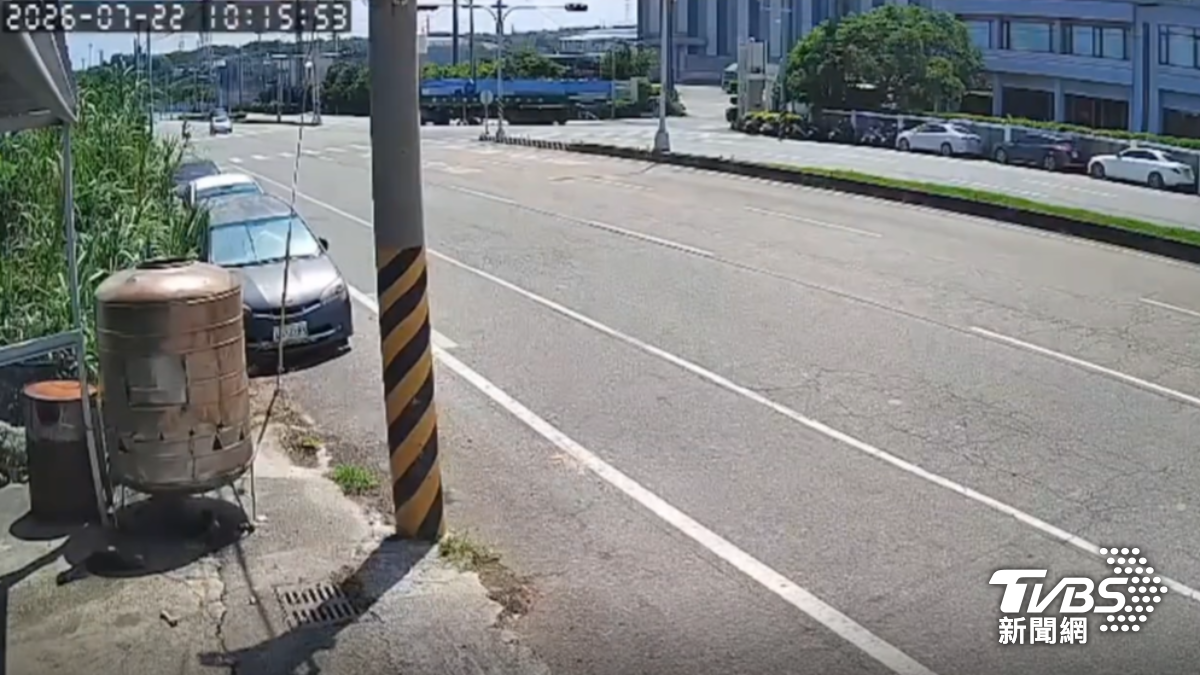 機車與曳引車的碰撞事故,現場撞擊力道之大,44歲的機車騎士送醫搶救後仍宣告不治。(圖/TVBS)