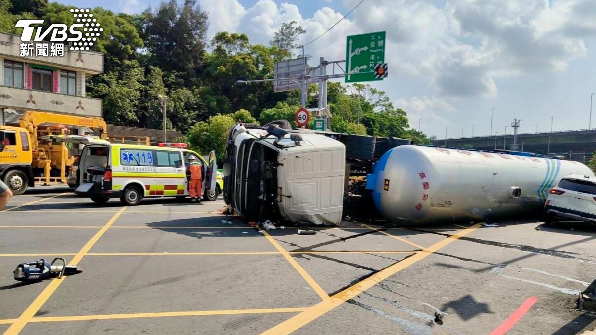 有片/高壓氣體槽車翻了!國3匝道衝撞汽車 2人掛彩