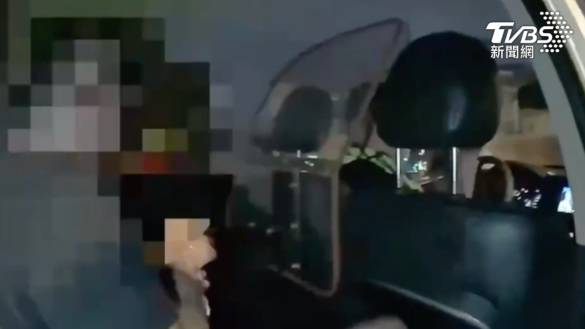 男子涉嫌毒駕外還被搜出毒品安非他命被帶上警車送辦。（圖／TVBS）