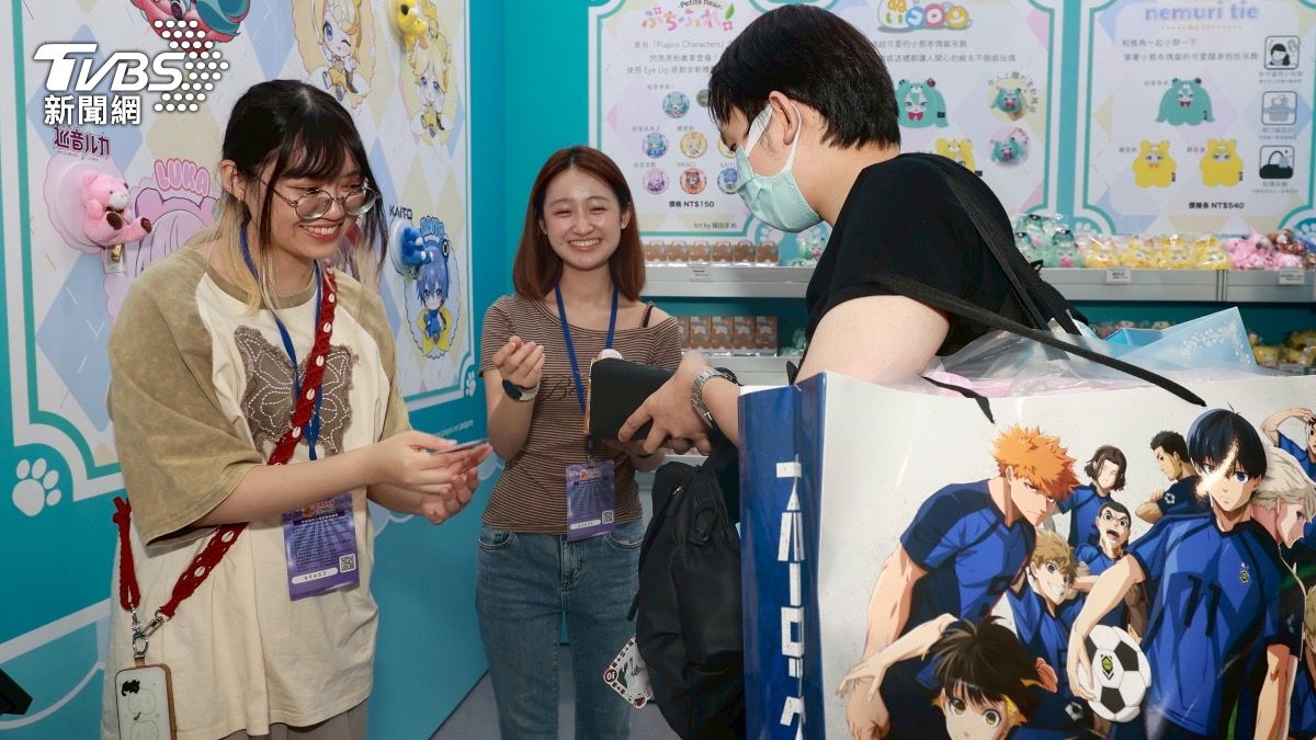 不少粉絲瘋搶福袋和限定週邊。(圖/華子琛攝)