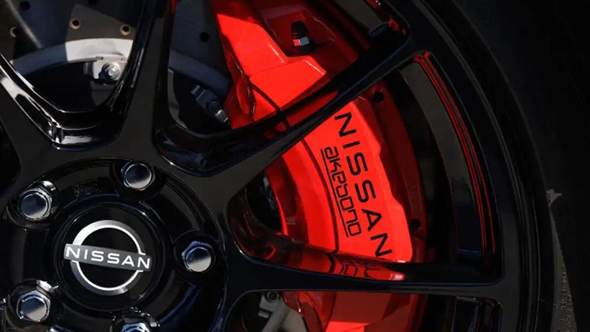 紅色卡鉗象徵正式跨入性能領域,Akebono煞車系統全面升級。(圖/Nissan提供)