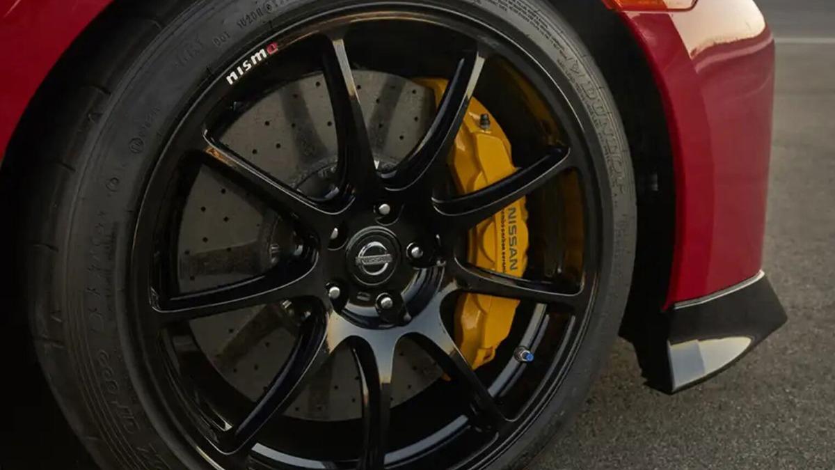 黃色卡鉗站上性能金字塔頂端,僅限碳纖維陶瓷煞車系統。(圖/Nissan提供)