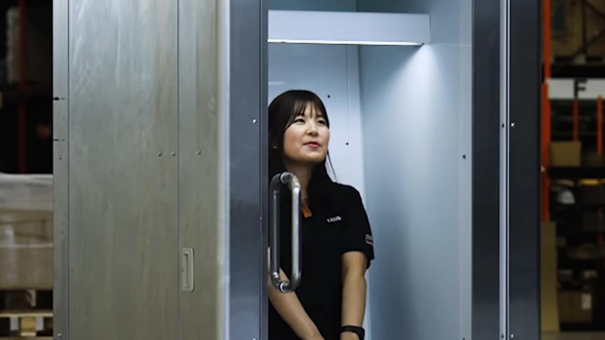 日本業者推出「人體冰箱」ど冷えもんBOX。(圖片來源:YT/トラスコ)