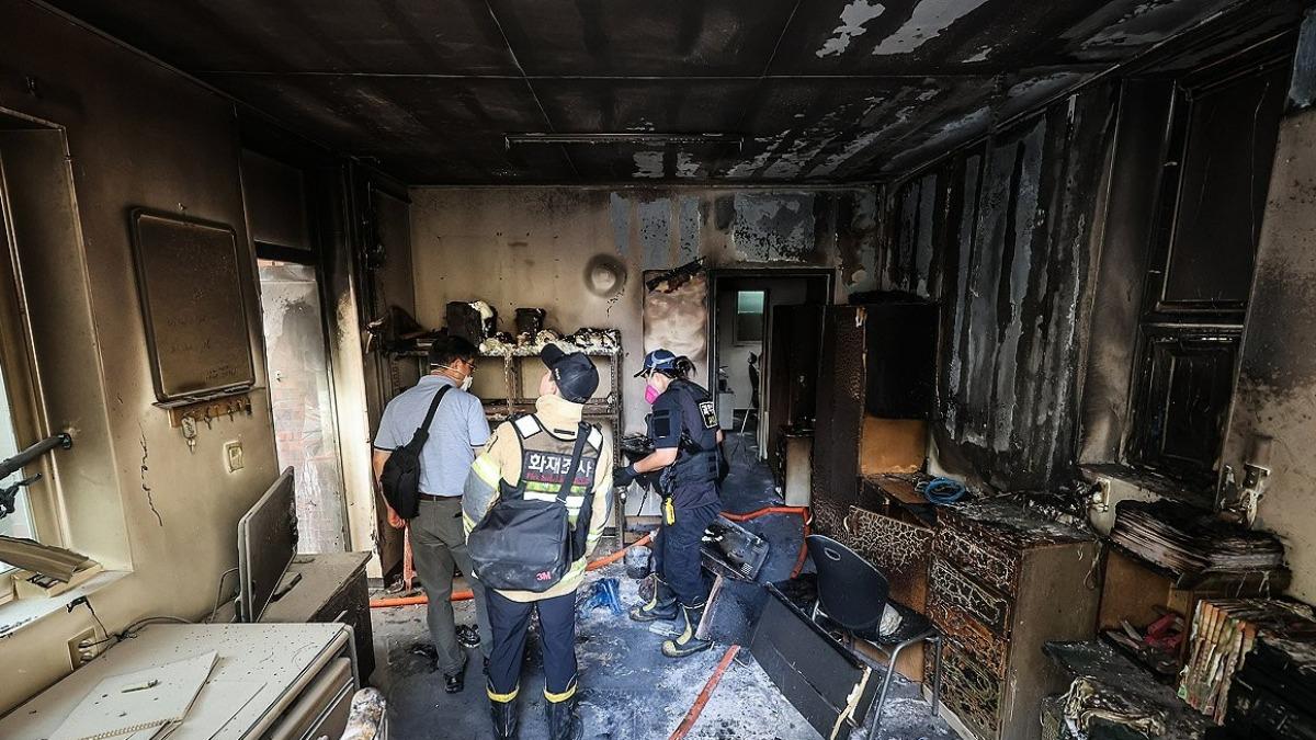 一名與管理處積怨已久的男性住戶突然攜帶裝有易燃物的容器闖入,隨即點燃火源。(圖/翻攝自韓聯社)