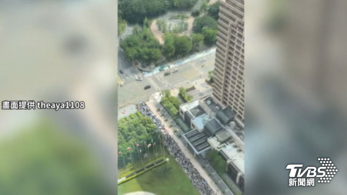 從制高點拍攝的上帝視角也曝光,密密麻麻的人潮團團包圍世貿一館,都為了參加漫畫博覽會。(圖片來源/theaya1108提供)