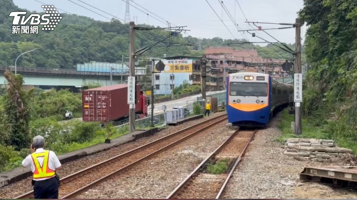 快訊/台鐵暖暖站事故!男子遭火車撞擊送醫 列車一度停駛