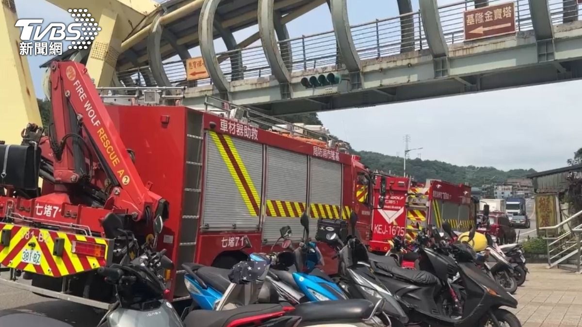 被列車撞到的約50歲男子意識清楚送醫治療中。(圖/TVBS)