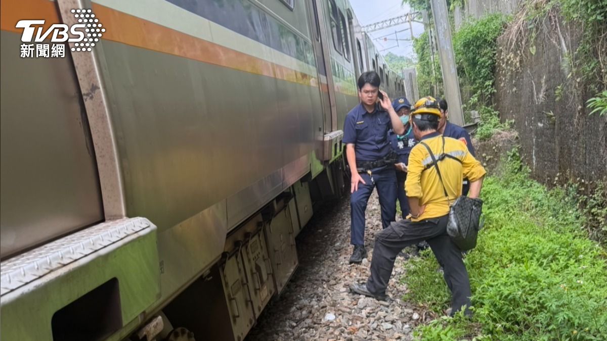 鐵路警察蒐證完畢,14時17分上下行列車恢復通行。(圖/TVBS)