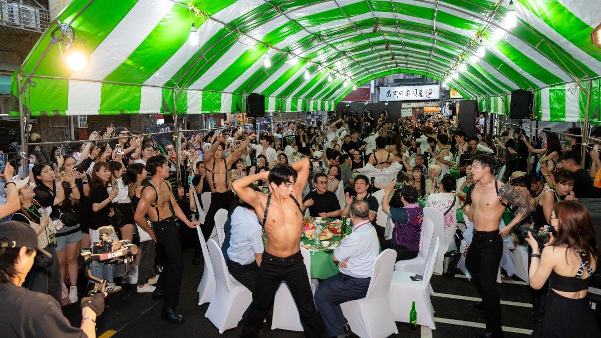 南韓猛男「寧夏夜市當街開脫」!壯肌對尬台味鮮肉 百人宴民眾驚呆了