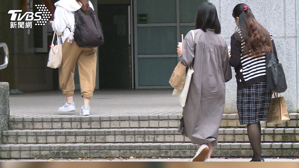 更年期吃東西味道變了?金屬味、酸苦味恐與荷爾蒙下降有關 (圖/TVBS)
