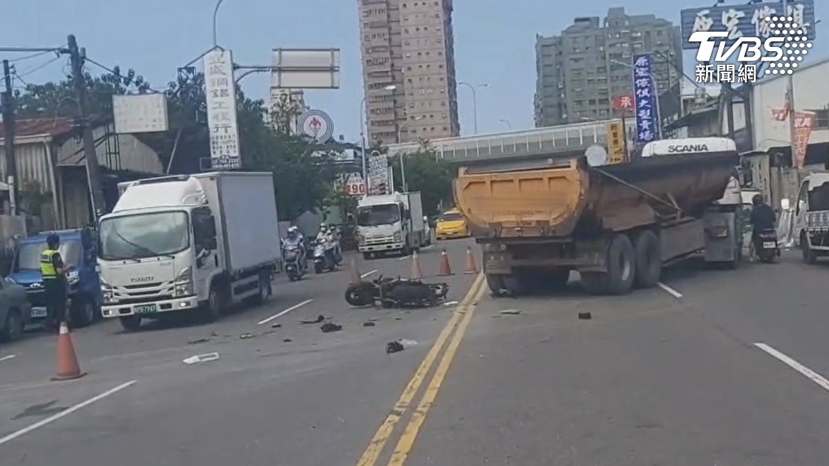 高雄鳳山23日上午發生一起死亡車禍,砂石車跨雙黃線左轉!36歲重機騎士遭輾斃(圖/TVBS)