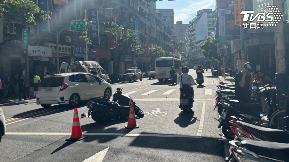 雙載疑煞車失靈連撞2汽車3機車，母痛到站不起他竟拔腿逃。（圖／TVBS）