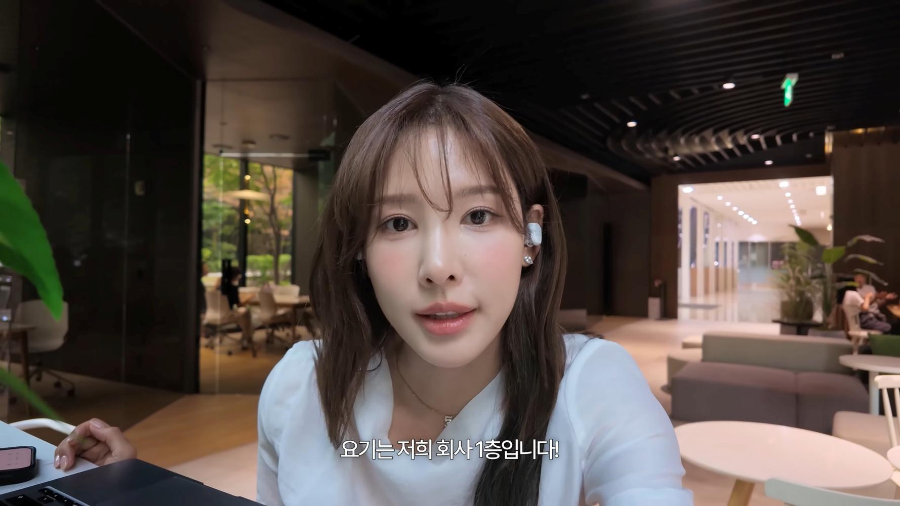 李娜妍在JTBC一樓拍影片,還抱怨公司不開冷氣。(圖/翻攝自李娜妍YouTube)