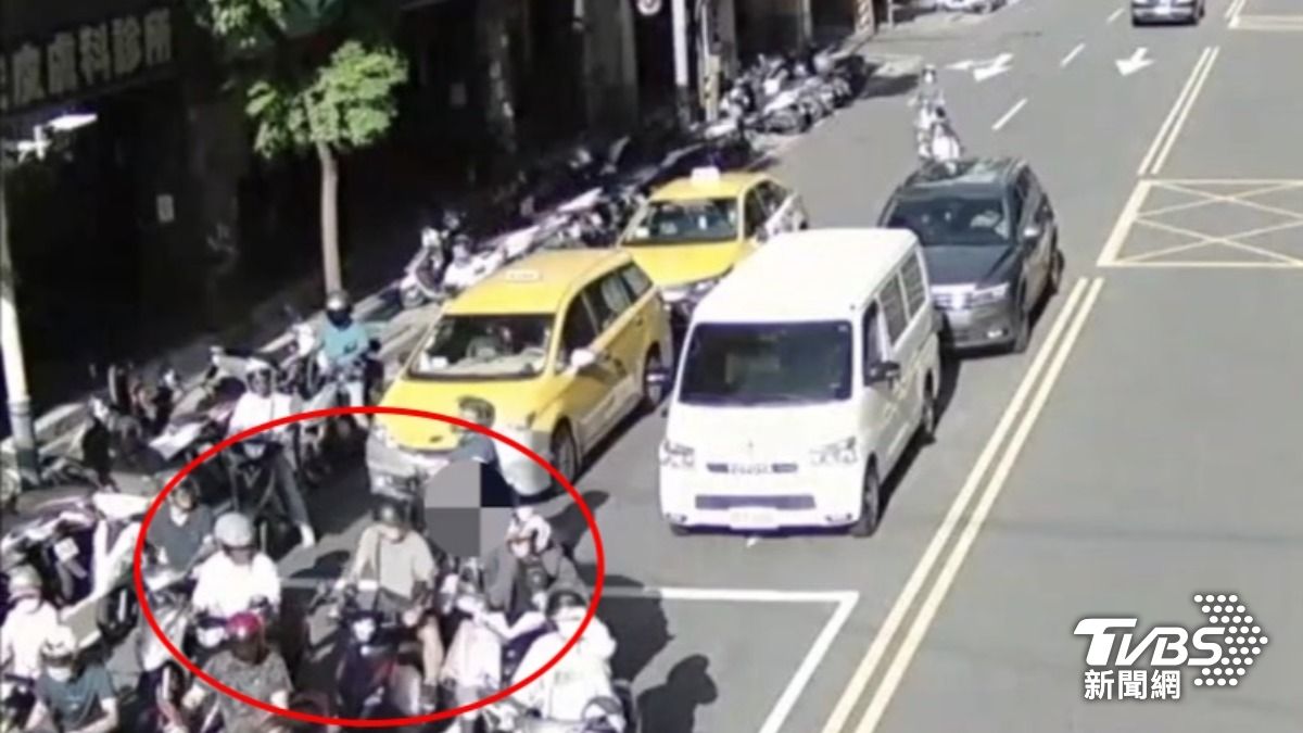 有片/永和銀行員騎車撞5車!丟包後座母肇逃 民眾急追車