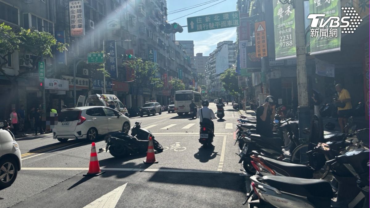 林男當場撞上2輛小客車、3輛機車。（圖／TVBS）