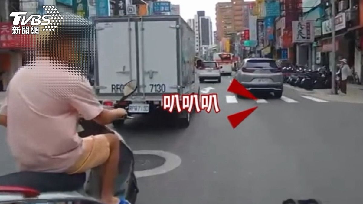 騎士按喇叭提醒對方，結果發生行車糾紛。（圖／TVBS）