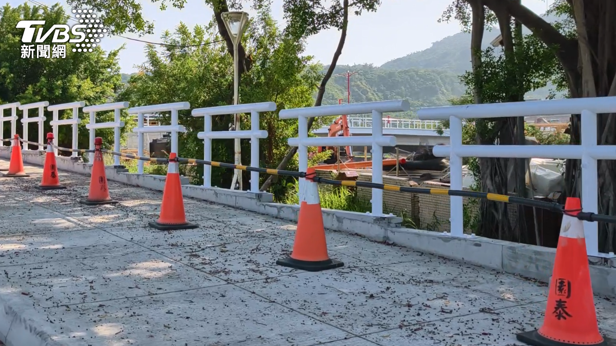 高雄新九如橋日前因橋面紅色欄杆造型酷似「日本鳥居」引發熱議，工務局連夜將紅漆改塗為漆白後又爆問題，縫隙近1公尺恐釀墜落意外（圖／TVBS）