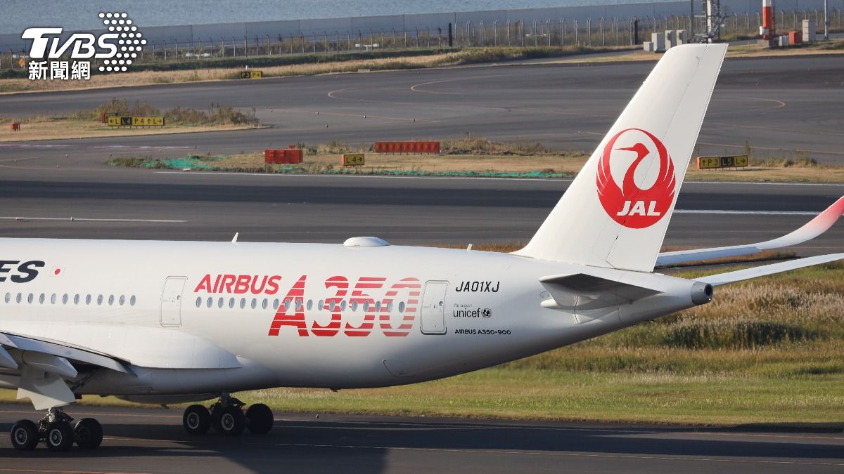 日本航空客機降落中瘋狂搖晃!女空服員慘摔「撞斷左肋骨」
