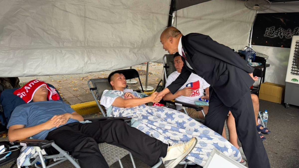 韓國瑜現身凱道!帶「1小物」探視絕食藍營小雞 暖心畫面曝