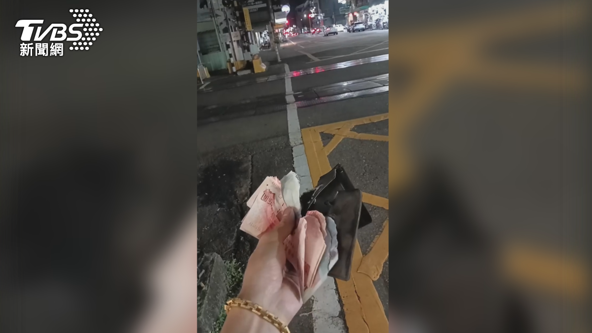 台南一名民眾22日晚間騎車經過平交道時，皮夾掉鐵軌遭火車輾！（圖／當事人提供）