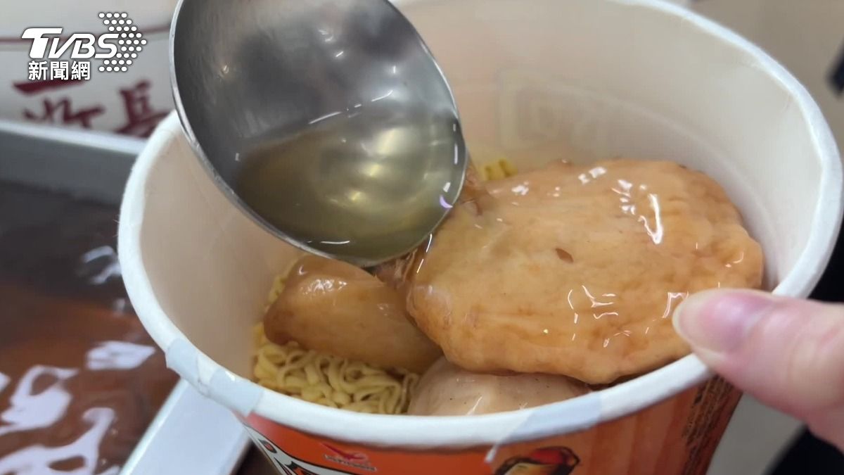 超商關東煮的湯頭取代熱水煮泡麵,湯底會更有風味。(圖/TVBS)