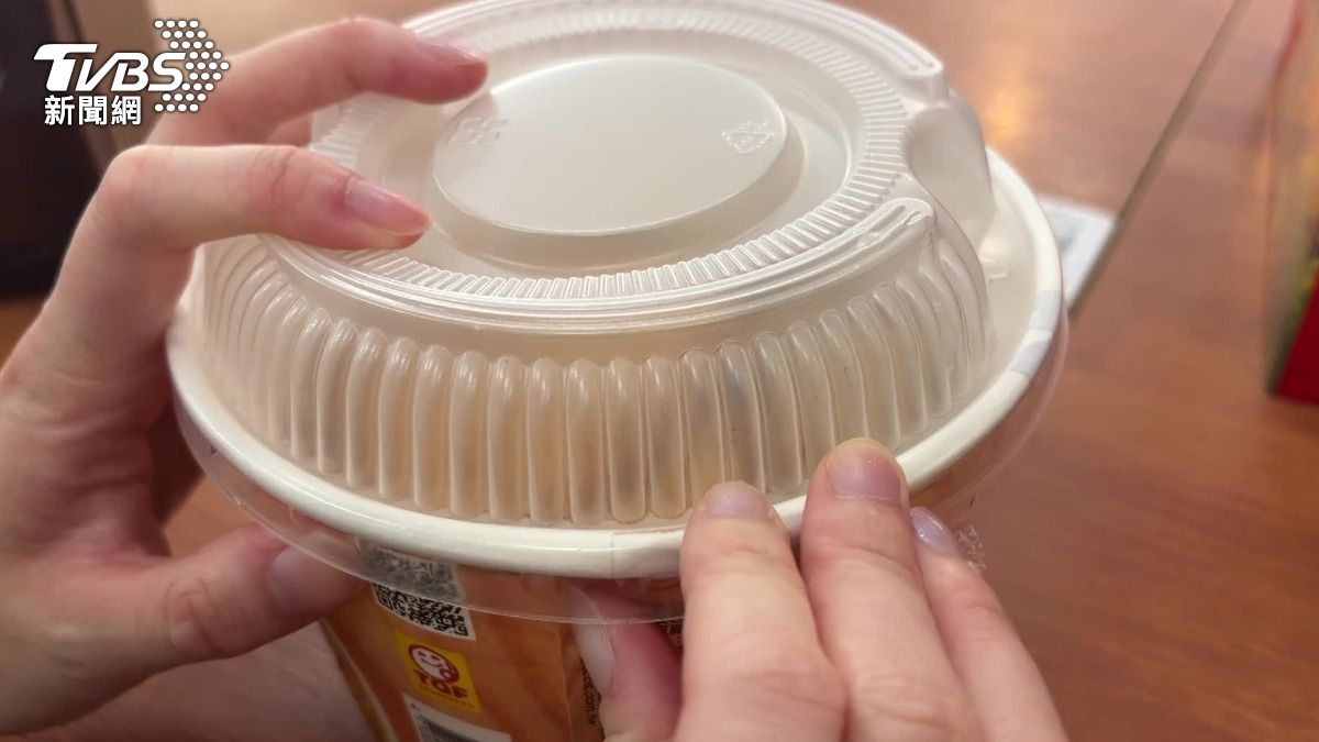 關東煮的塑膠蓋剛好可以蓋上特定品牌的泡麵。(圖/TVBS)