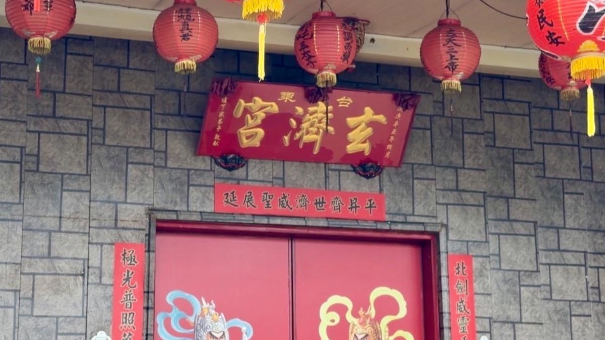 台東玄濟宮日前因遭黑粉潑糞,廟前每天都有不少信徒站崗,禁止路人向宮廟拍攝。(圖/TVBS)