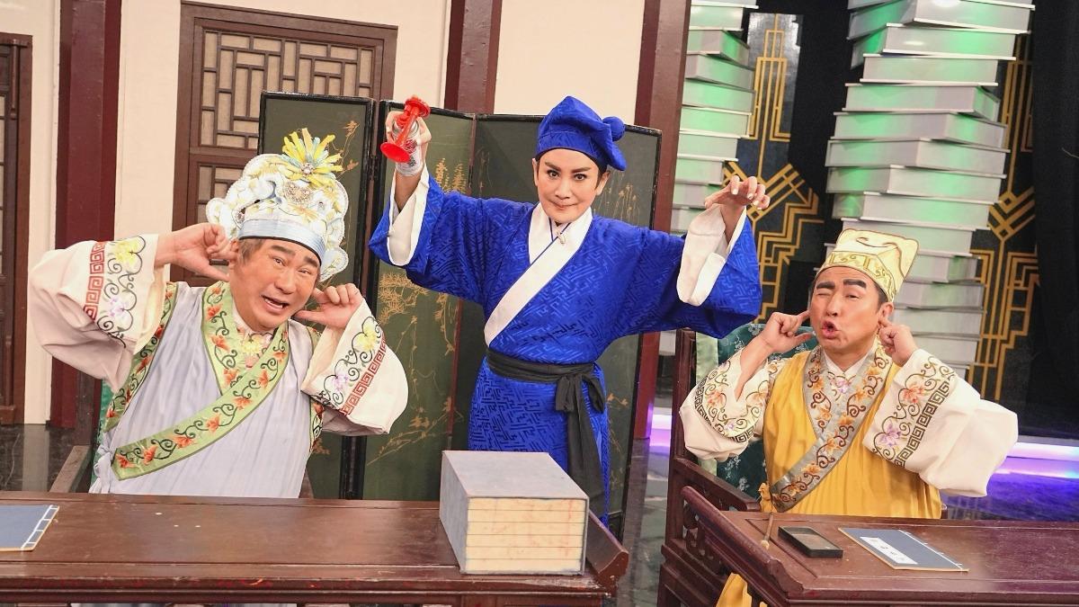陳亞蘭化身華府書僮「華安」,負責教導華府啃老兄弟二人組 「華文」胡瓜與「華武」歐漢聲。(圖/華視提供)
