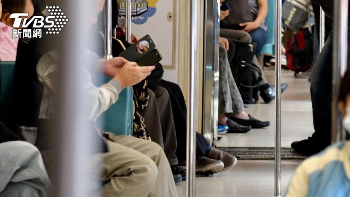 動漫節首日!北捷紅線驚傳有人帶刀搭車 警方鎖定1黑衣男