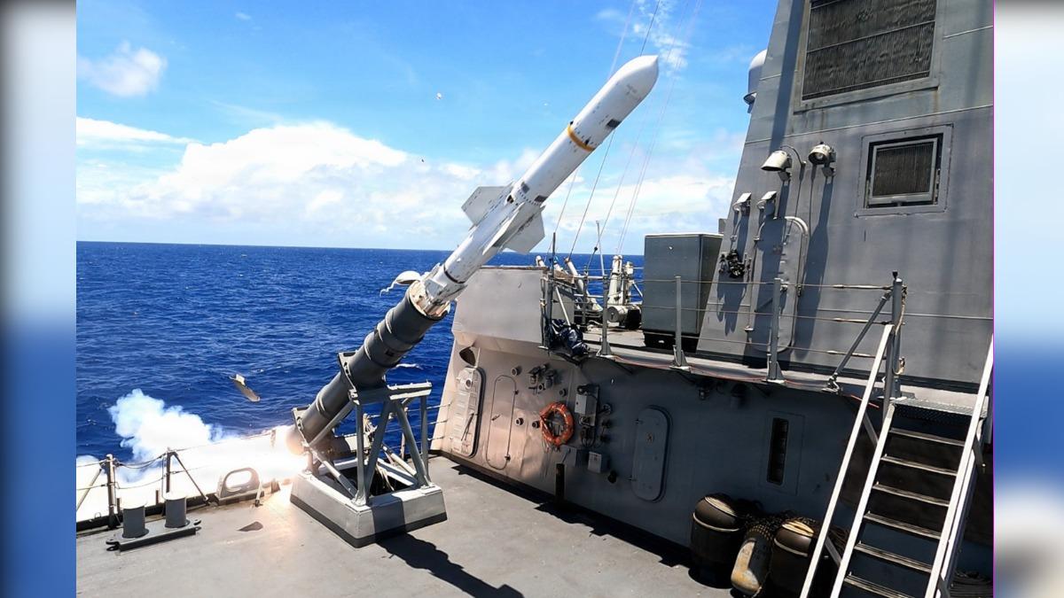 多國陸海空武器連發,美軍2艘退役靶船遭擊沉沒入海底。圖為西班牙海軍「阿爾瓦羅·德·巴贊級」(Álvaro de Bazán-class)神盾巡防艦配備了美製RGM-84魚叉反艦飛彈。(圖/DVIDS)