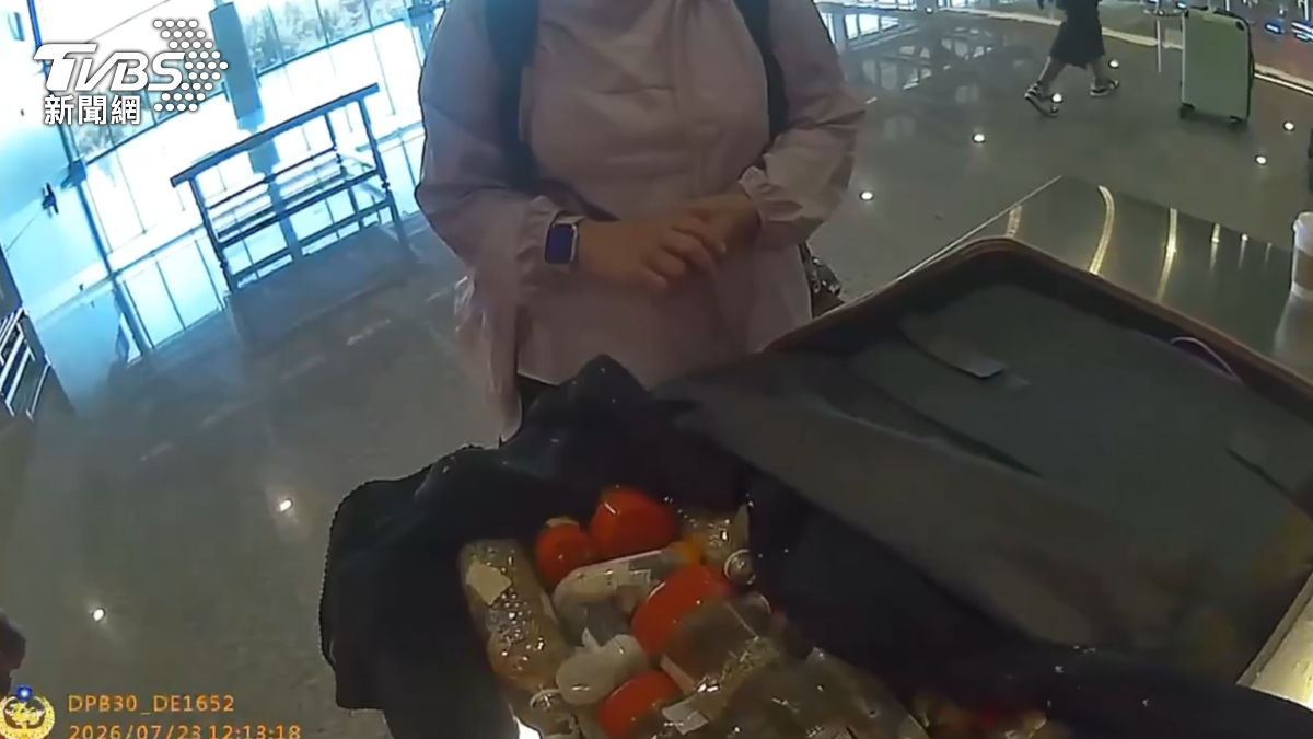 女子搭乘小三通,竟在隨身行李中攜帶83隻活體甲蟲,被海巡署查獲。(圖/TVBS)