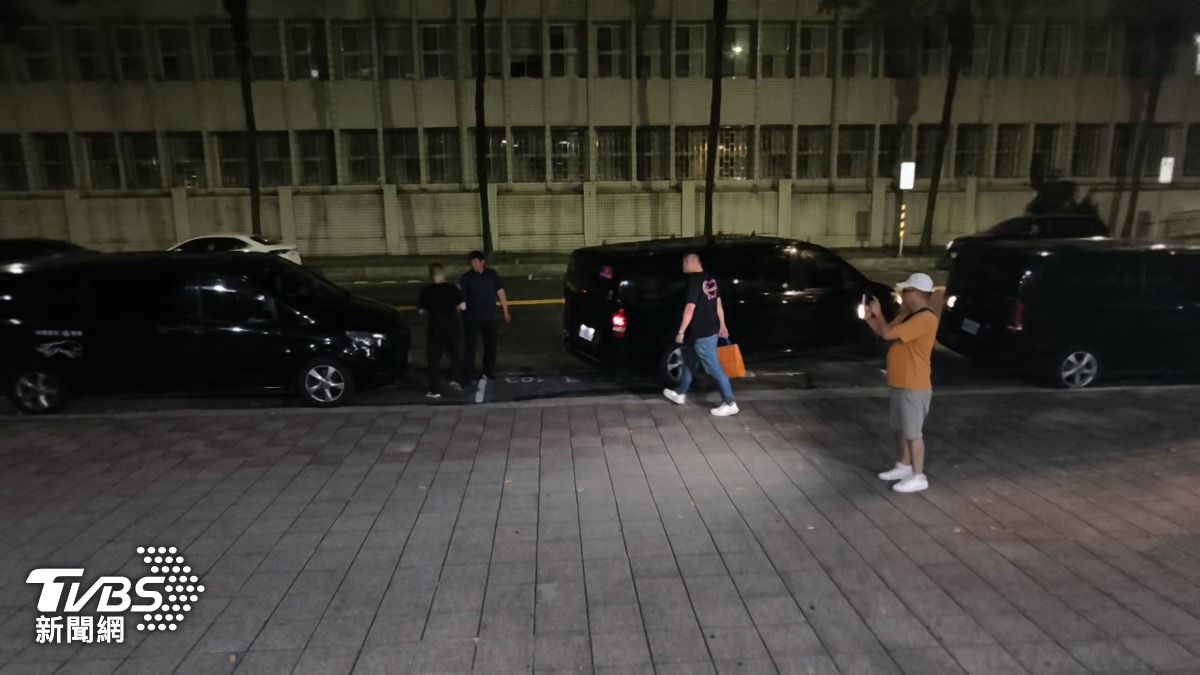 「王道理財」包下3輛9人座廂型車將交保員工載回高雄。（圖／陳冠宇攝）