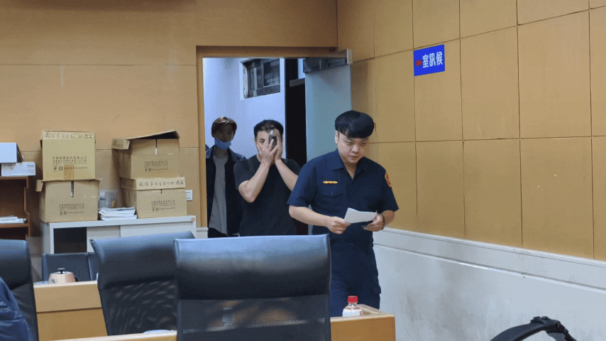 涉案員工交保後，魚貫離開北檢法警室。（圖／陳冠宇攝）