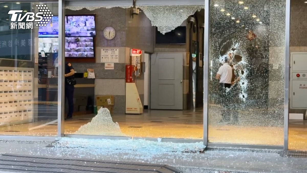 快訊/台中辦公大樓遭開槍!數10發子彈狂襲掃射 大門玻璃全碎