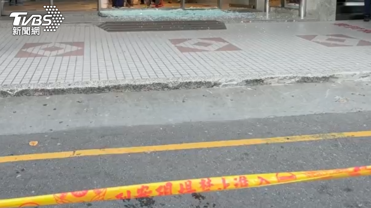 玻璃碎滿地。（圖／TVBS）
