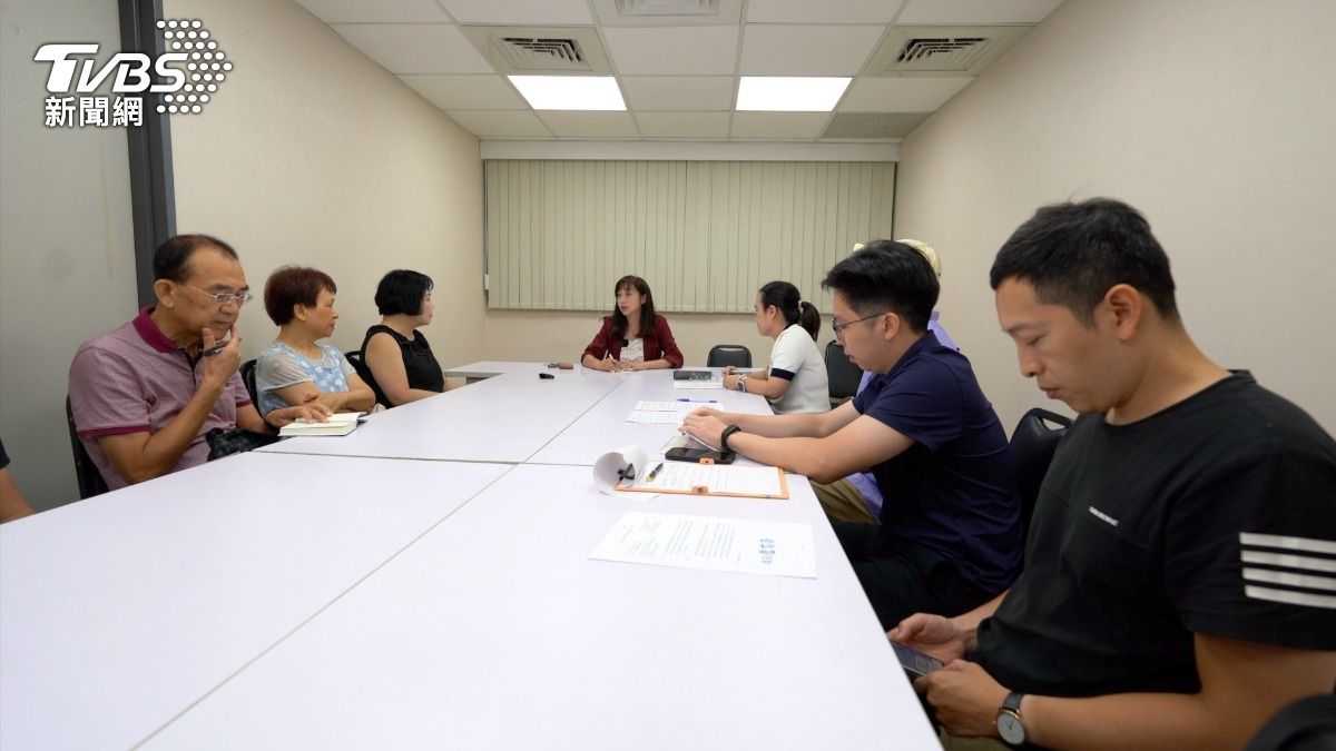 許淑華處理一起延宕20年的都更案。協調會上，官員、民眾各坐一邊，她沒只讓雙方各說各話，宣洩情緒而已，最後會給會議紀錄，讓大家有所依循。（圖／柯勝雄攝）