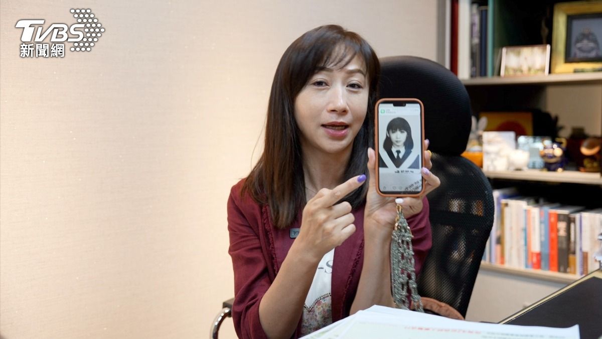 許淑華笑著秀出學士照 。她說 : 以前下巴就很尖，是她爸爸、媽媽這家醫美公司出品的。會這樣說是因為她曾被民眾追著問，下巴哪裡做的。（圖／柯勝雄攝）