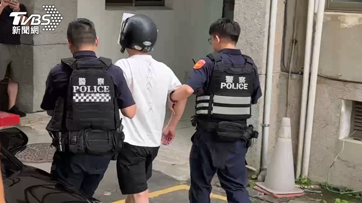 饒男被帶回做筆錄。(圖/TVBS)