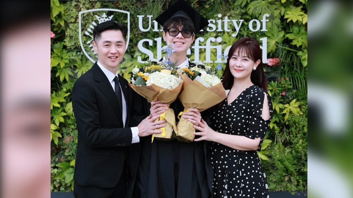 宋逸民和陳維齡飛英國親自見證兒子駿哥畢業典禮。(圖/翻攝臉書)