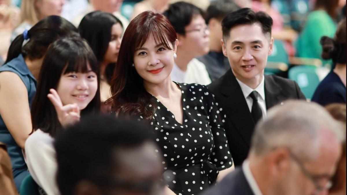 宋逸民和老婆陳維齡及女兒出席兒子人生重大畢業典禮。(圖/翻攝臉書)