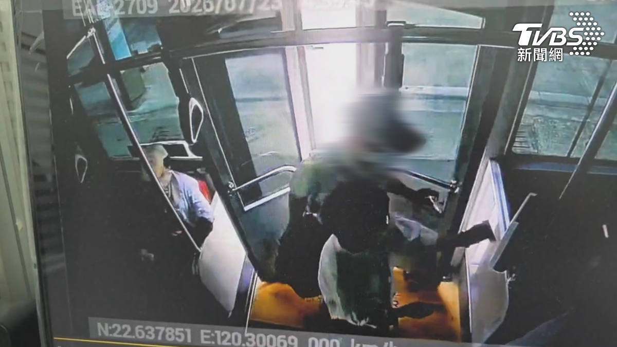 監視器畫面可見阿伯整個身體已經進入公車內，車門才開始關閉。（圖／TVBS）