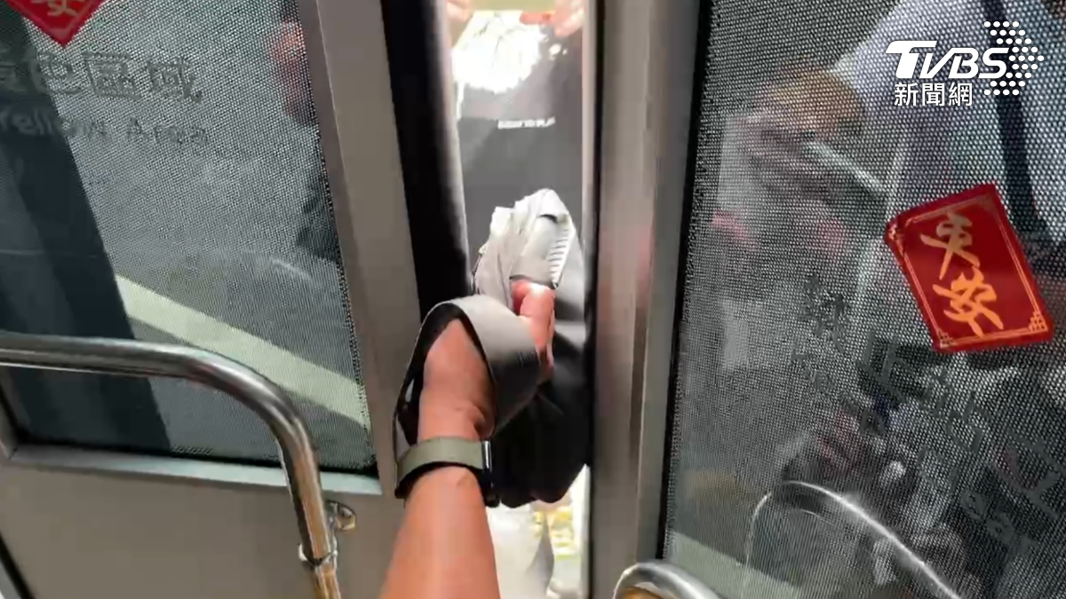 現今電動公車或最新款油車都已配備防夾機制，只要碰到人或物體就會自動彈開。（圖／TVBS）