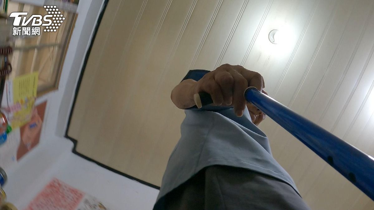 長輩跌倒別急著扶！醫師「教這招」急救口訣與居家防跌重點  (圖/TVBS)