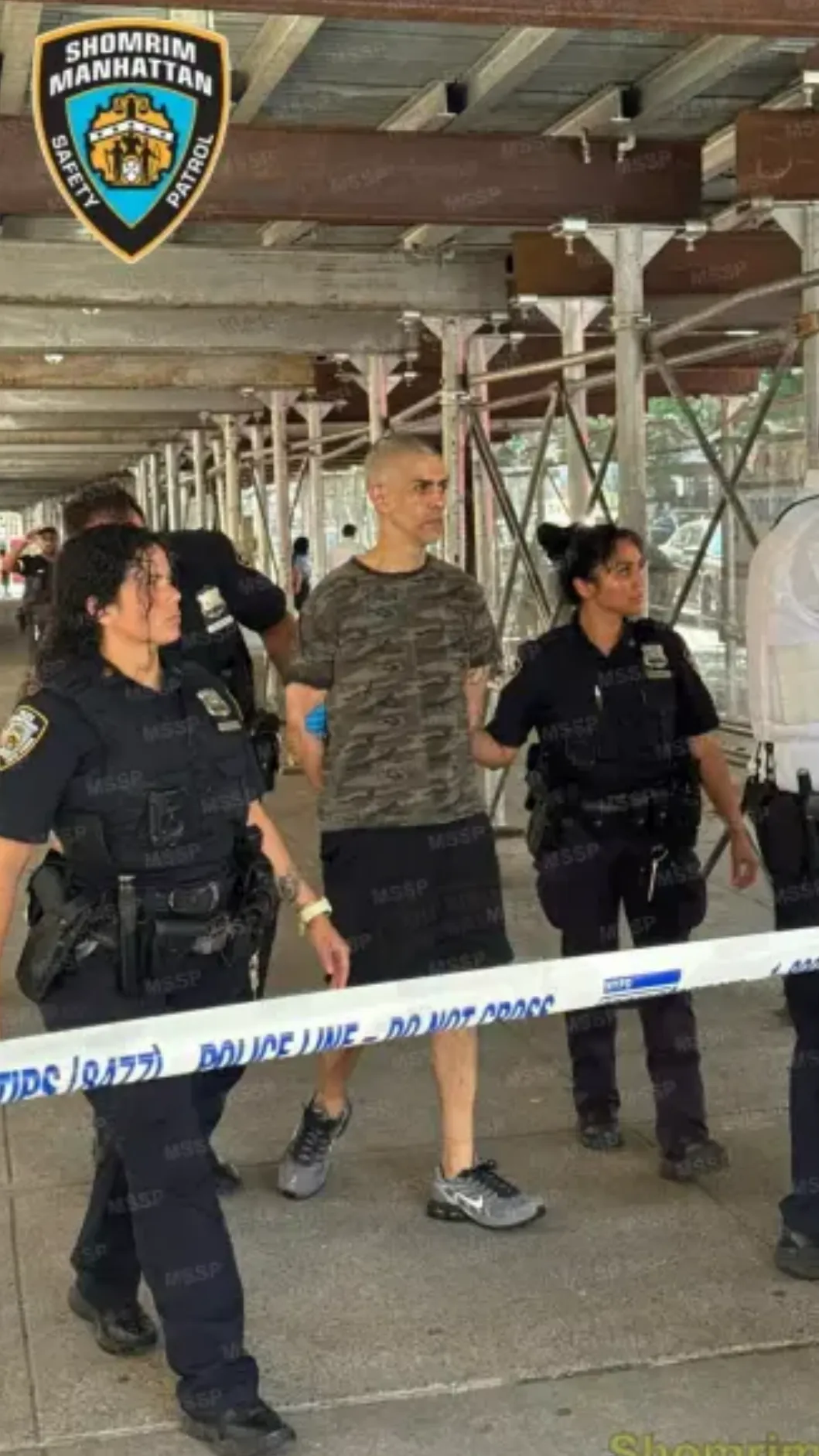 嫌犯莫拉萊斯先是在街上持刀刺傷了兩名無辜男子。（圖／翻攝自紐約郵報）