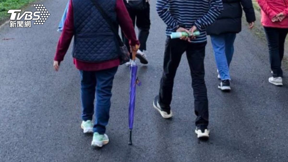 長輩跌倒別急著扶！醫師「教這招」急救口訣與居家防跌重點  (圖/TVBS)