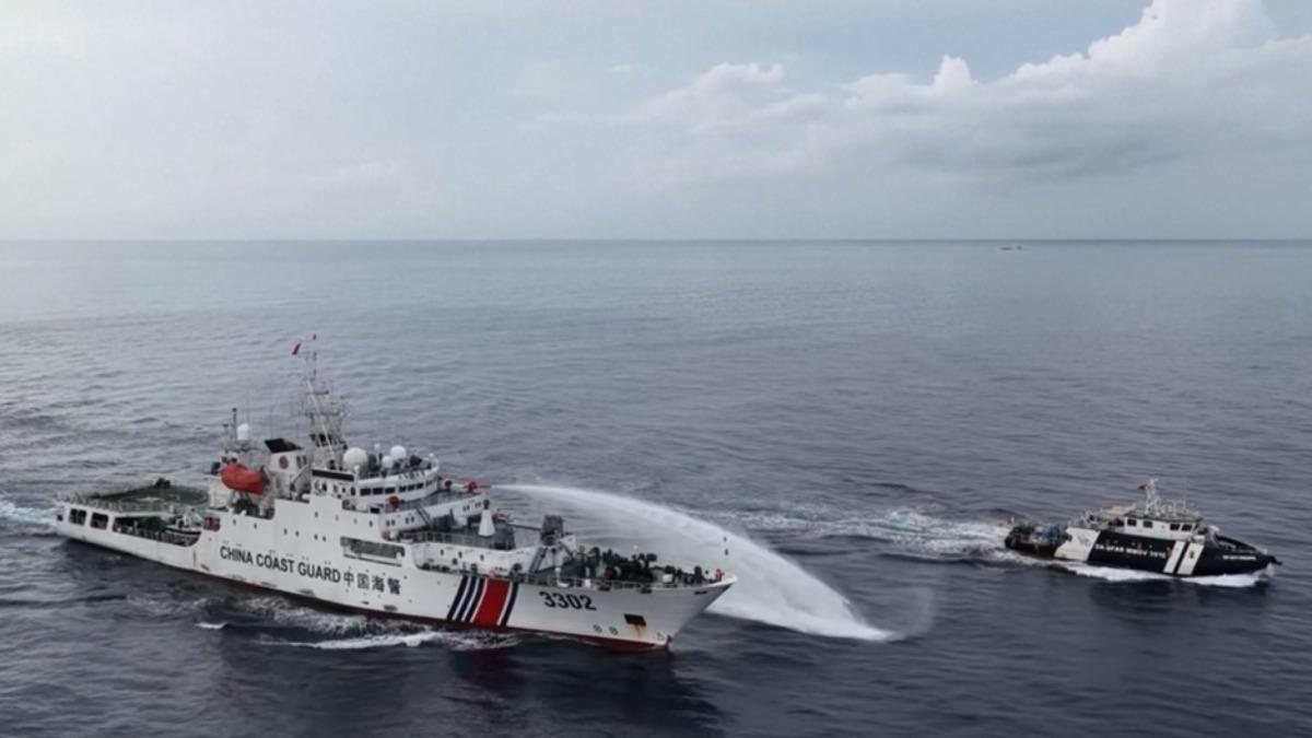 菲律賓指控，中國海警船朝他們發射水砲。（圖／央視）