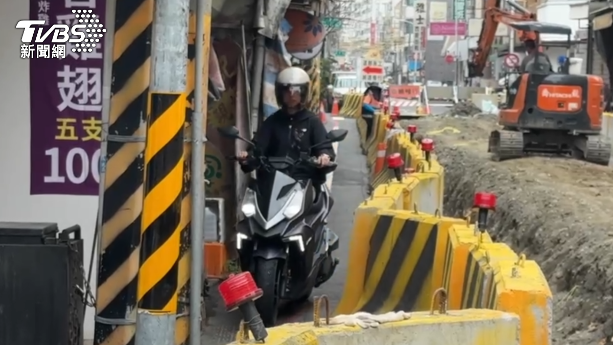 嘉義市國華街近期進行排水改善工程,施工路段僅預留狹窄空間供機車通行。(圖/TVBS)