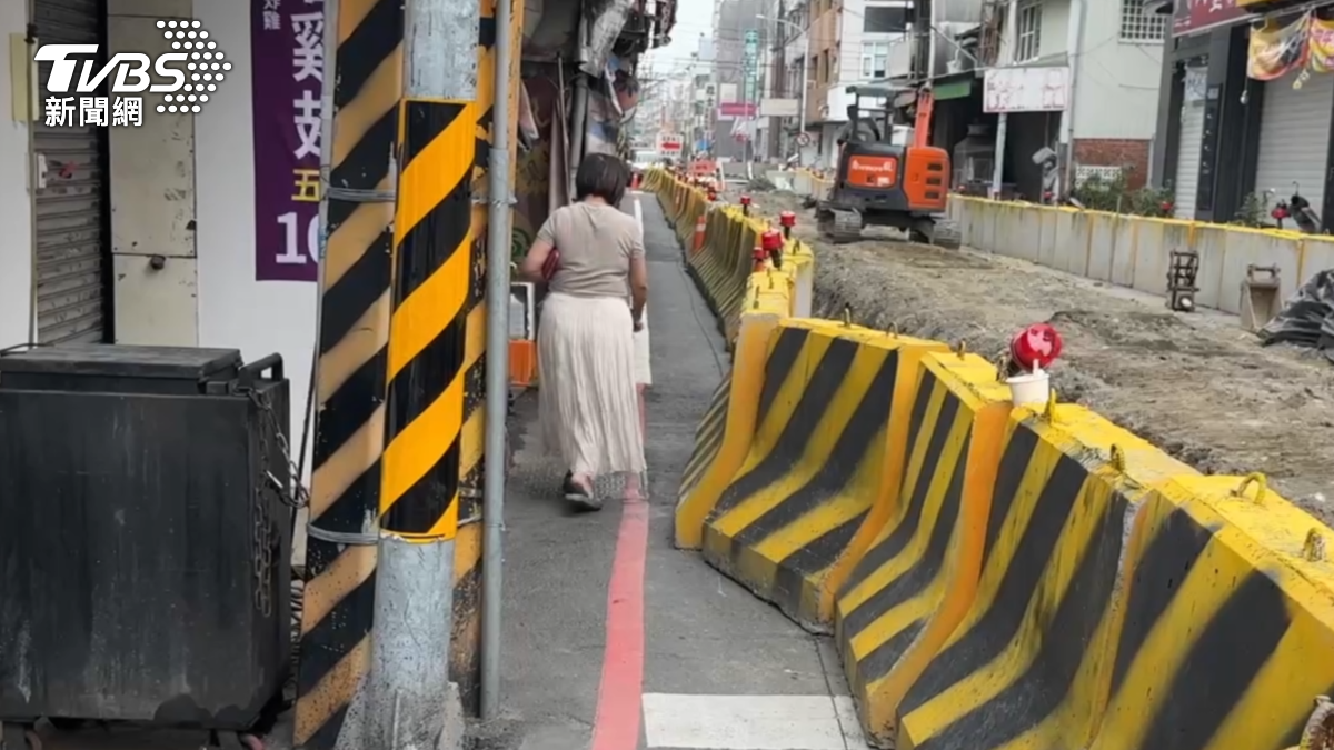 狹窄通道如何兼顧施工進度與用路人安全,成為一大考驗。(圖/TVBS)
